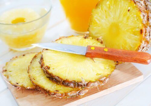 Ihopolyyppien poistaminen ananaksen avulla.