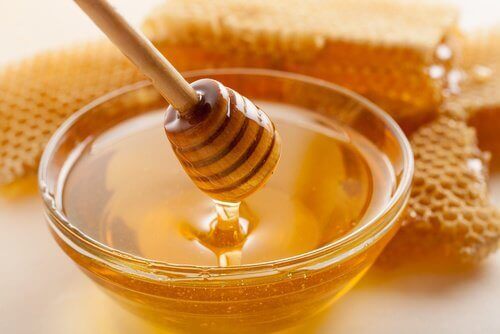Hunaja auttaa lievittämään kipeää kurkkua.
