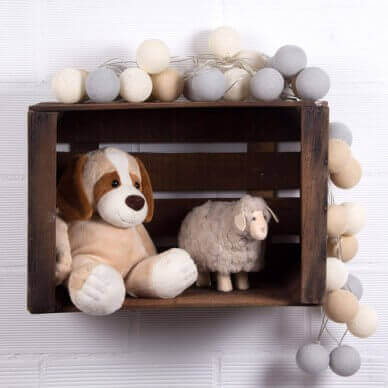 puulaatikot uusiokäytössä; leluhylly