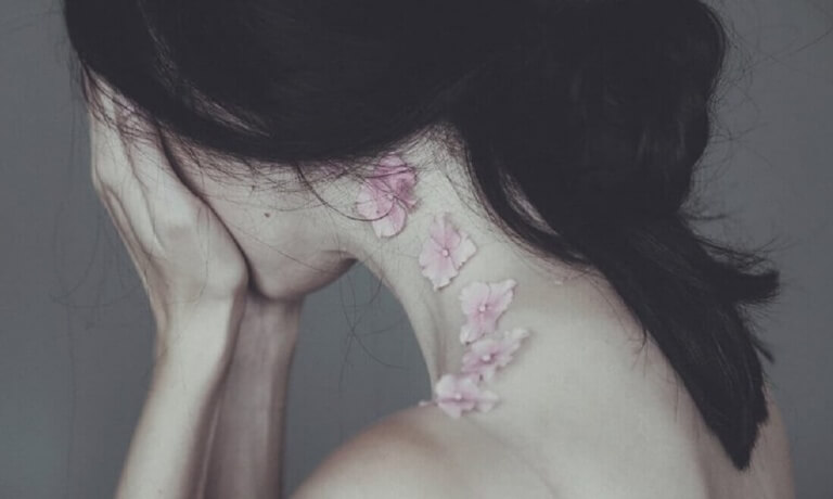 naisella on kukkia iholla