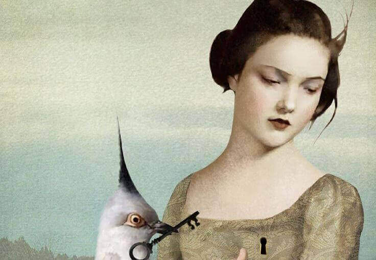 nainen ja lintu jolla avain nokassa