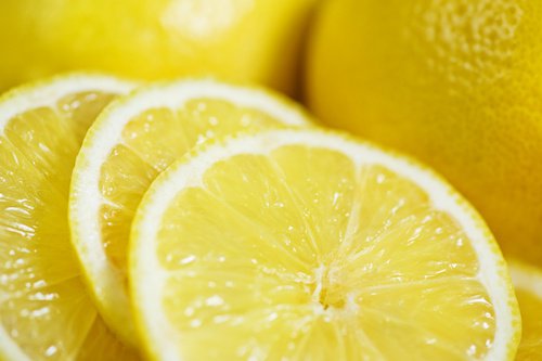 Sitruuna sisältää runsaasti C- vitamiinia.