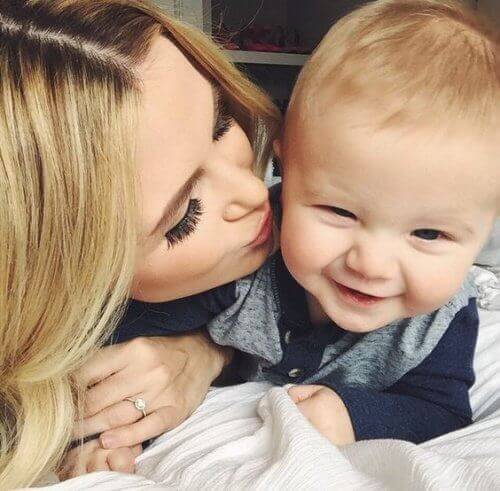 poika on aarre: äiti suukottaa poikavauvaansa