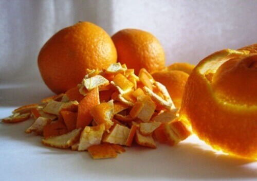 Appelsiininkuoret sisältävät C- ja E- vitamiineja.