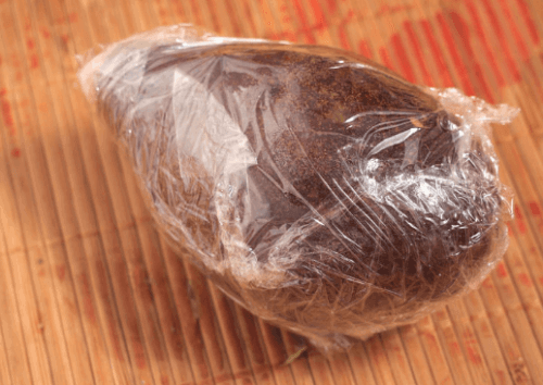 Kypsyttää avokado muovikelmun sisässä