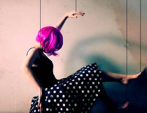 nainen ja pinkit hiukset