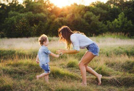 poika ja äiti leikkivät