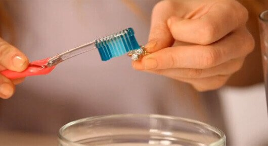 hopean puhdistus hammastahnalla