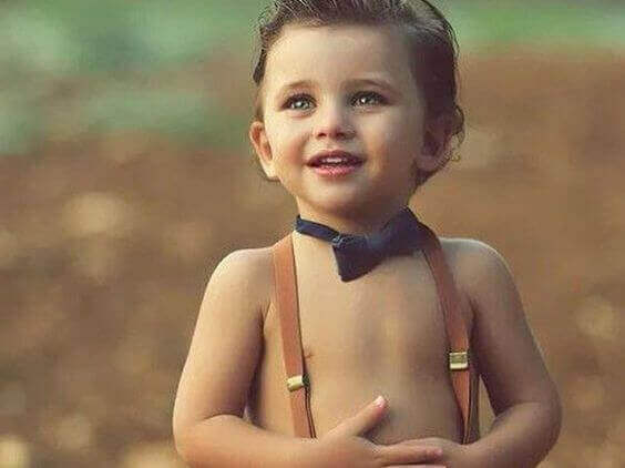 pojalla on rusetti kaulassa