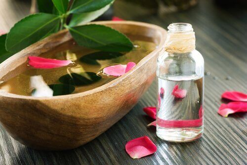 ehkäise ihon veltostuminen ruusuvedellä