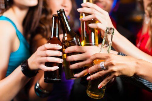 Liiallinen alkoholin nauttiminen voi aiheuttaa migreeniä.