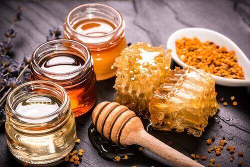 Hunaja vahvistaa kurkuman vaikutuksia.