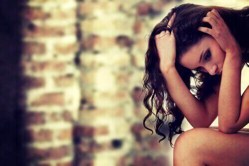 Epätoivoinen nainen myrkyllinen ihminen