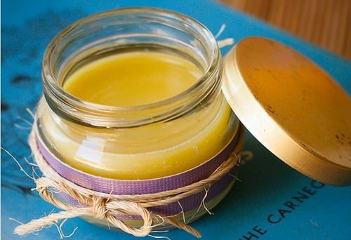 nuorekkaat kädet luonnonontuotteilla