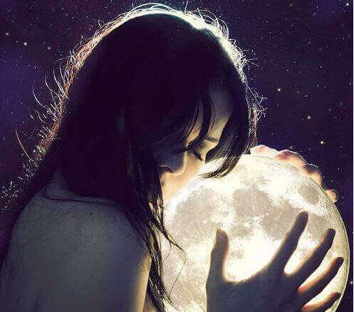 nainen halaa kuuta