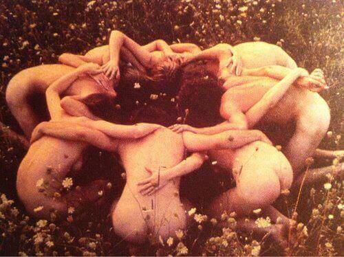 Naisten tulisi olla toistensa tukena.