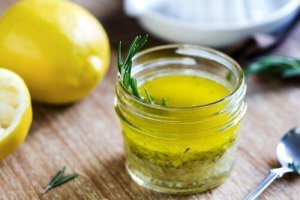 sitruuna ja oliiviöljy yhdessä