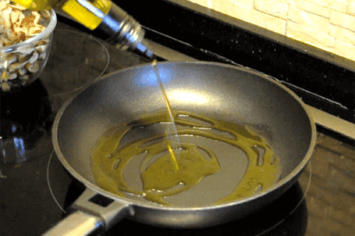 oliiviöljyn avulla ruoka ei jää kiinni pannuihin