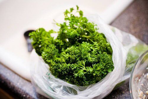 Persiljaa voi käyttää ihonhoidossa.