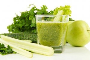 Munuaisia puhdistava smoothie selleristä ja vihreästä omenasta