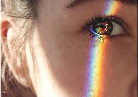 sateenkaari naisen silmässä