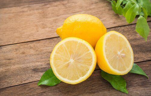 Sitruunankuoret auttavat poistamaan pahoja hajuja tehokkaasti.