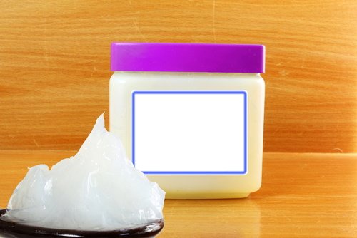 puupintojen kiillotus vaseliinilla