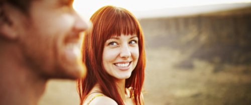 onnellinen nainen katsoo miestä