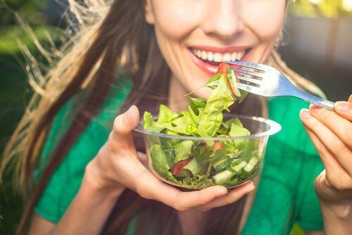 lievitä närästystä syömällä salaattia