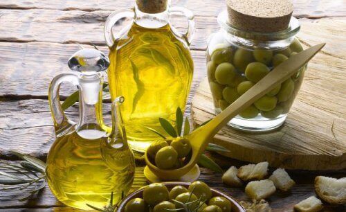 Oliiviöljy auttaa pääsemään eroon vatsarasvasta.