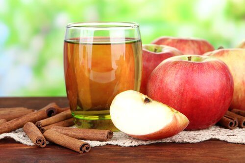 maksaa puhdistavat juomat: omenamehu