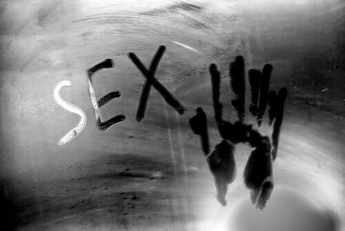 Peiliin kirjoitettu seksi