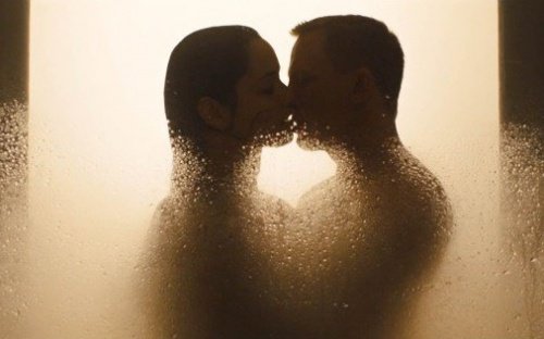 pari suutelee suihkussa