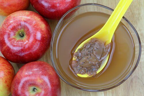Omenaviinietikan ja valkaisuaineen yhdistelmä auttaa poistamaan hometta.