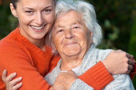 Alzheimerin tauti on raskasta myös potilaan perheenjäsenille.