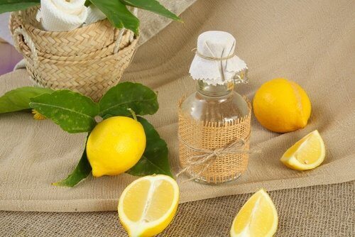 Sitruunamehua auttaa kirkastamaan suihkuverhojen väriä.
