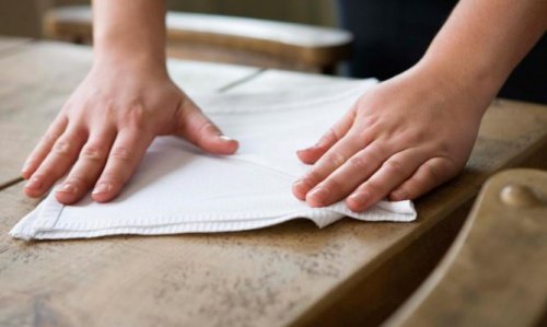 Voit poistaa maalitahrat lattiasta ja seinistä kokiksen avulla.