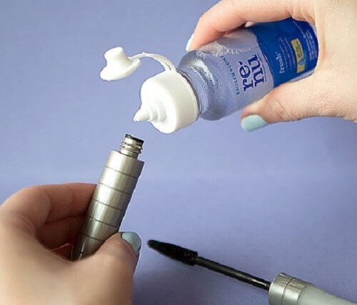 Ohenna ripsiväriä meikinpoistoaineella