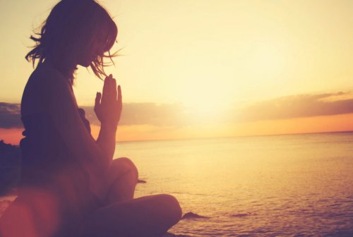 Nainen meditoi