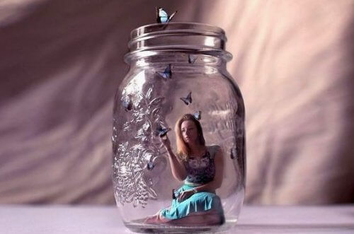 tyttö istuu lasipurkissa