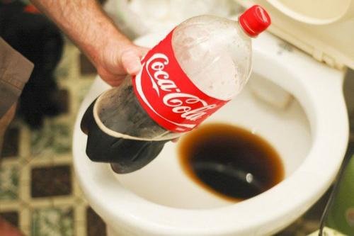 Coca-Cola auttaa puhdistamaan myös vessanpytyn.