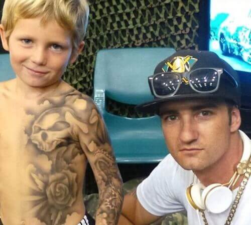 Benjamin Lloyd tekee väliaikaisia tatuointeja sairaille lapsille.