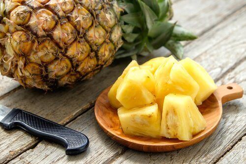 Painonpudotusta edistävä smoothie sisältää ananasta, joka on yksi parhaista hedelmistä painonpudotukseen.
