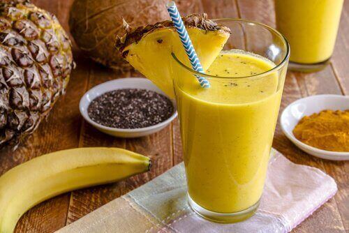 Painonpudotusta edistävä smoothie: ananas ja chia-siemenet