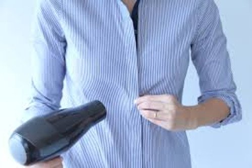 Vaatteiden kuivaaminen hiustenkuivaajalla