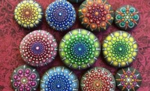 Lievitä stressiä kivitaideterapian avulla