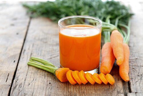 Porkkanasmoothie sisältää runsaasti kaliumia, joka on hyväksi verisuonille.