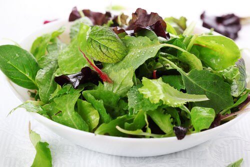 salaatti auttaa närästykseen