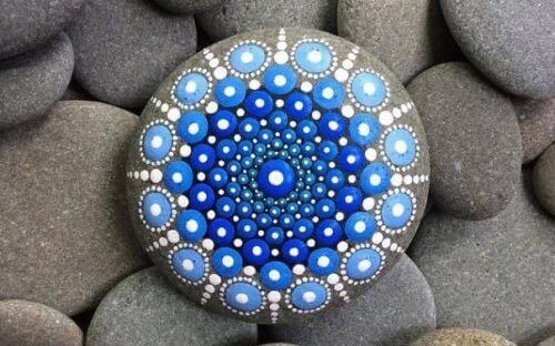 mandala kiveen maalattuna