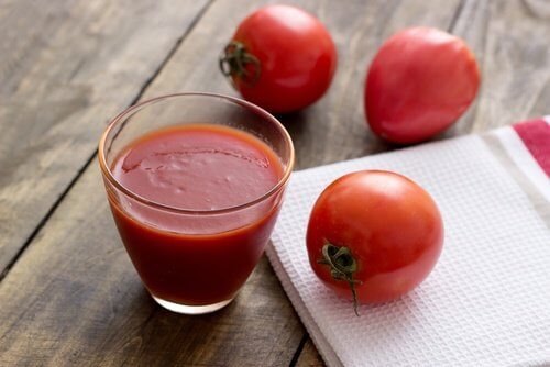 Tomaatti auttaa poistamaan plakkia verisuonten seinämistä.